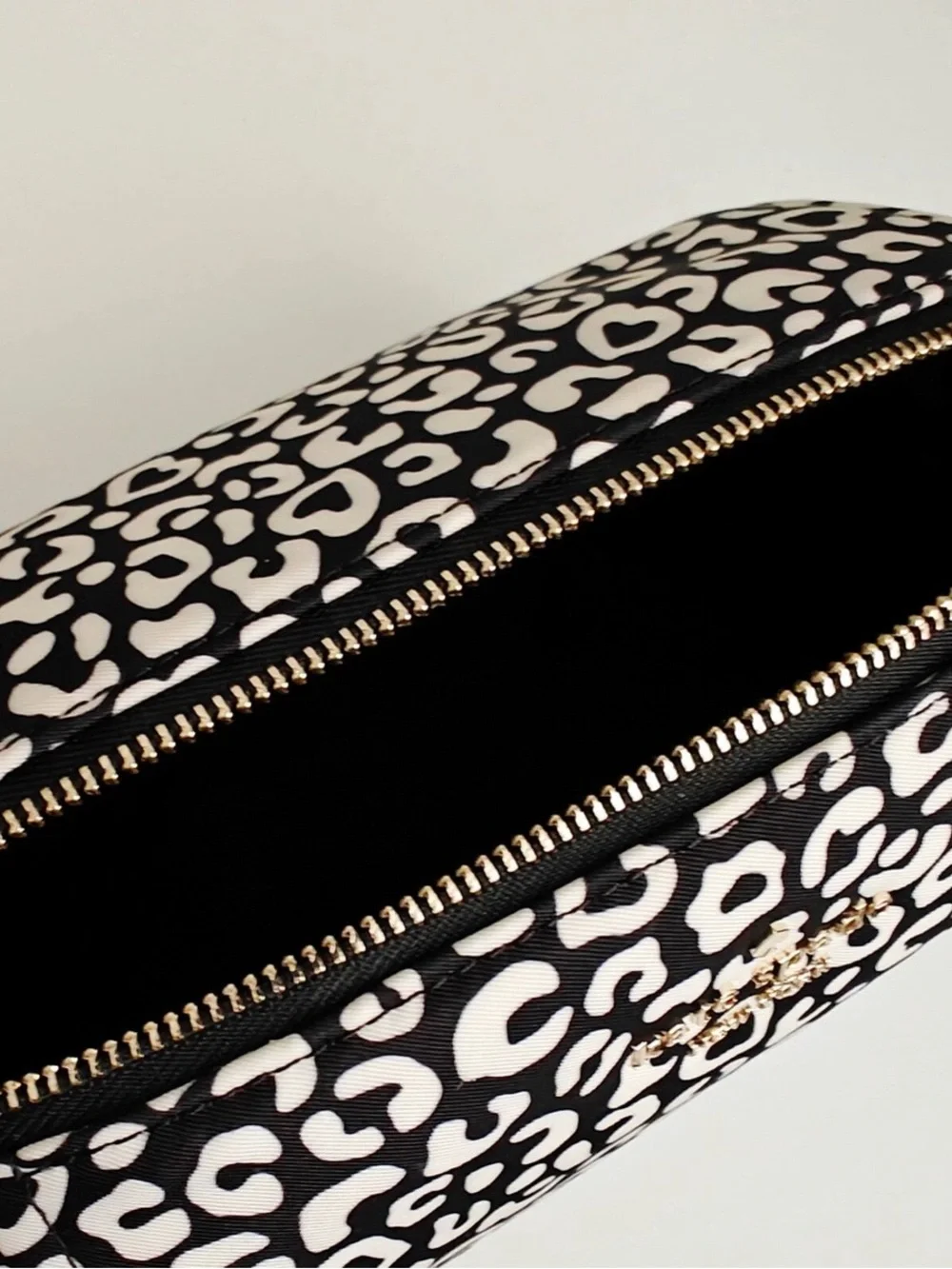 kate spade Chelsea Black & White Leopard hidden heart Print Cosmetic Pouch NWOT